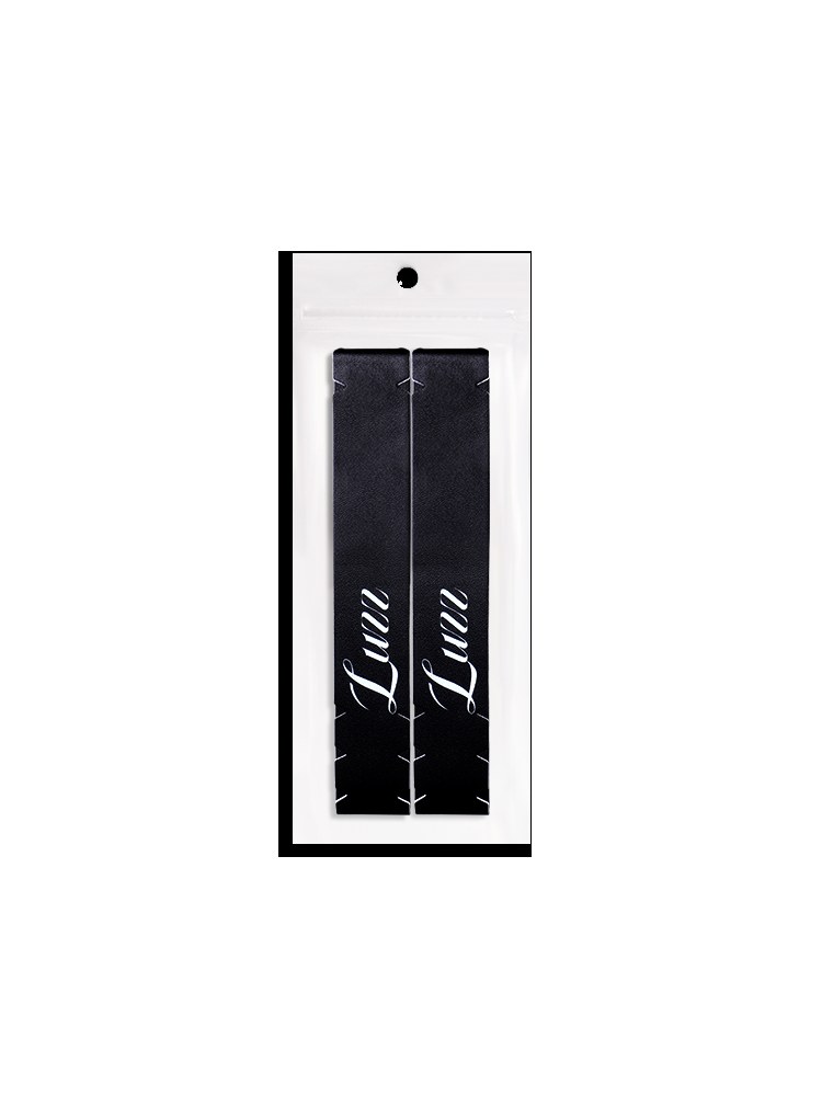 【色・3色セットでお得（セット割）】 ■1色：ブラック／ホワイト／クリア（各1,870円） ■3色セット（ブラック／ホワイト／クリアを各1個）：5,280円　…1色ずつ3つ（5,610円）より330円お得 ※お得額は、1色ずつ（単品）で買った場合の合計との差額です。 ■お届けについて（ご注文前に必ずご確認ください） ・海外メーカー（LUZZ社）からのお取り寄せ商品です。国内に在庫はございません。 ・当店では1〜2週間に1度、ご注文分をまとめて海外へ発注しています。 ・ご注文から発送までの目安は約3週間（2〜4週間）です（メーカー在庫・輸送状況により前後します）。 ・ご注文後にメーカー在庫が切れている場合は、入荷予定をご連絡のうえ、お待ちいただくかキャンセルかをお選びいただけます。 ・お急ぎの方は、ご注文前にお問い合わせください。 LUZZ ラズ ピックルボールパドル エッジテープ 全3色・3色セット（Edge Tape）ピックルボール 備品 パドルの縁を保護 パドルの縁（エッジ）を傷や衝撃から守るエッジ保護テープ。ブラック・ホワイト・クリア（透明）の3色から選べ、パドルの寿命を延ばします。 ◆ パドルのエッジ部分を傷・衝撃から保護 ◆ ブラックカラー ◆ 貼るだけの簡単装着 ■商品仕様 ・重量：約0.022kg ・サイズ：21×8.5cm ■JAN（バリエーション別） ・ブラック：6977753620790 ・ホワイト：6977753620806 ・クリア：6977753621520 ■配送送料無料／39ショップ。ご注文後お取り寄せのうえ発送いたします。 ■よくある質問 Q. 在庫はありますか？注文からどのくらいで届きますか？A. 海外メーカー（LUZZ社）からのお取り寄せ商品で、国内に在庫はございません。当店では1〜2週間に1度、ご注文分をまとめて海外へ発注しており、ご注文から発送までの目安は約3週間（2〜4週間）です。発注のタイミングや輸送状況により前後しますが、当店に届きしだい、すぐに発送いたします。お急ぎの場合は、ご注文前にお問い合わせください。