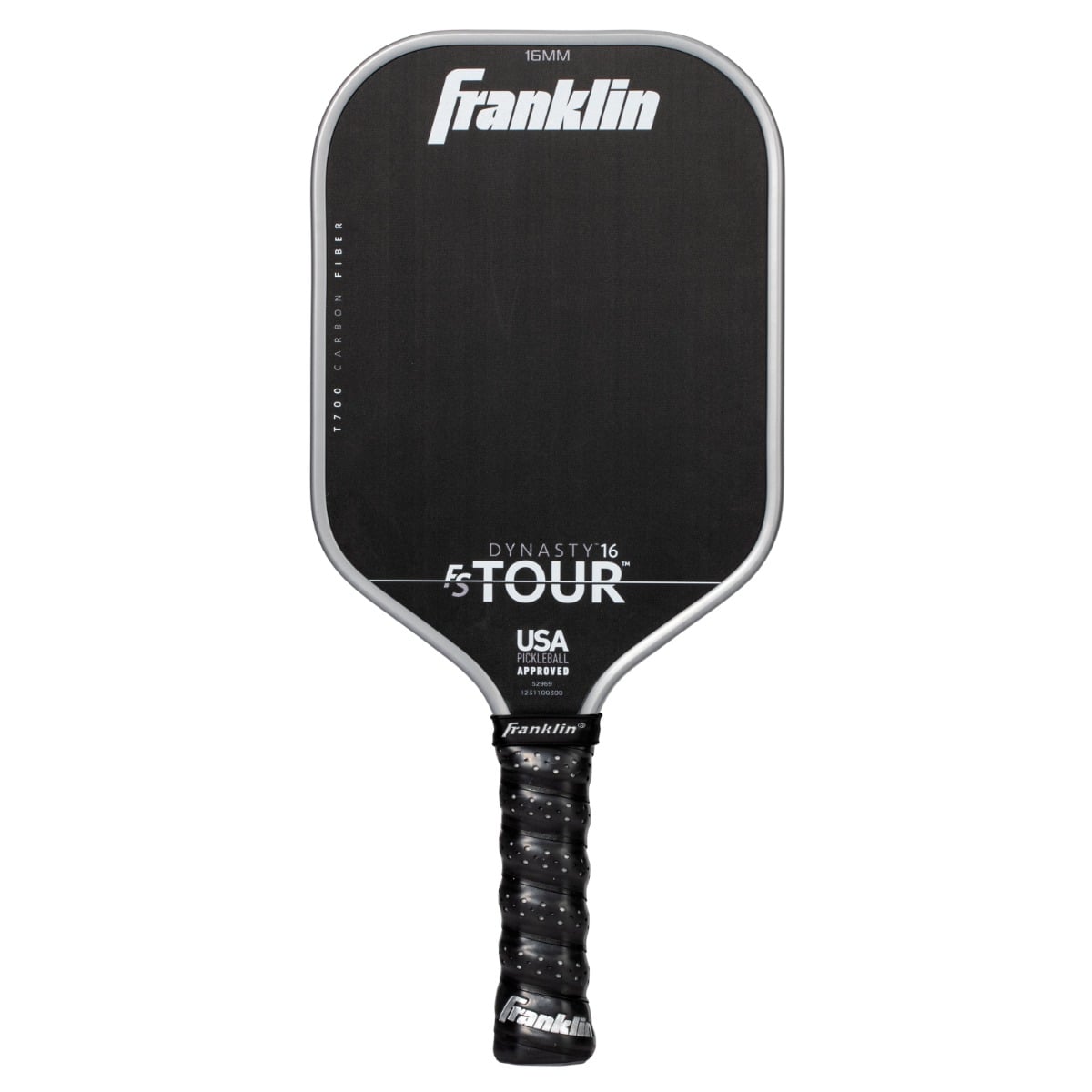Franklin フランクリン FS TOUR DYNASTY 16mm グレー（FS TOUR DYNASTY 16 GRAY）ピックルボールパドル USA Pickleball公認 カーボンファイバー 全国送料無料 Franklin（フランクリン）FS TOUR DYNASTY 16mmは、USA Pickleball協会（USAPA）公認のFSツアーシリーズ ピックルボールパドルです。カーボンファイバーに包まれたシングルピースコア構造により、パドルフェースとハンドル間の構造的一体性を最大限に高め、安定性と耐久性を向上させています。14mmモデルより厚い16mmコアが打球音を抑えてコントロール性を高め、じっくり丁寧にプレーしたい方向けの一枚です。クッション性に優れた5.6インチの細長いハンドルと8.5〜8.8オンスのミッドウェイト設計。外側エッジにフォームを注入することでスイートスポットを最大化し、振動を軽減してより高い安定性を実現しています。 ◆ USA Pickleball協会（USAPA）公認モデル ◆ 16mmの厚みでコントロール性・静音性を強化したモデル ◆ カーボンファイバー×シングルピースコア構造で高い一体性・耐久性 ◆ 5.6インチの細長いクッション性ハンドル ◆ エッジフォーム注入でスイートスポット最大化・振動を軽減 ■商品仕様 ・種類：ピックルボールパドル（カーボンファイバー・TOUR DYNASTY） ・カラー：グレー ・厚さ：16mm ・サイズ：約19cm×42cm（7.5インチ×16.5インチ） ・重さ：約241〜249g（8.5〜8.8オンス） ・ハンドル長：約5.6インチ（14cm） ・ハンドル周径：約4.3インチ（10.9cm） ・コア素材：ポリプロピレン ・公認：USA Pickleball（USAPA）公認球 ・メーカー：Franklin Sports（フランクリン） ・輸入元：株式会社カシマヤ製作所 ・メーカー希望小売価格：32,000円＋税（税込35,200円） ■JAN（バリエーション別） ・：0025725582761 ■配送送料無料／39ショップ。ご注文後お取り寄せのうえ発送いたします。 ※ご注文後、メーカー欠品等により手配できない場合がございます。その際はメールにてご連絡いたします。