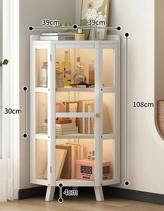 　　　 ◆◇◆売れている秘密◆◇◆ 【洗練されたデザイン コーナーラック】お部屋の角にぴったりと収まる設計で、デッドスペースを有効活用しながら洗練された空間を演出する「コーナーラック」です。清潔感のあるホワイトカラーが、和洋問わずあらゆるインテリアに調和し、リビングや寝室をワンランク上のモダンな雰囲気に引き立てます。 【透明感溢れる コレクションケース】扉には高い透明度を誇る強化ガラスを採用し、大切な雑貨やワインなどを埃から守りつつ「コレクションケース」として美しく展示できます。内蔵された照明が中のアイテムを優しく照らし出し、お店のようなのあるディスプレイを自宅で楽しめます。 【デッドスペース活用 収納棚】コーナーを無駄にしないスマートなシルエットの「収納棚」は、限られたスペースを最大限に活用できる優れものです。縦の空間を活かした多段設計により、お気に入りの本やオブジェ、グラスなどをすっきりと整理整頓でき、お部屋を広く見せる効果も期待できます。 【安定性抜群 飾り棚】頑丈な脚部が「飾り棚」全体をしっかりと支え、日常使いでも揺るぎない安定感を提供します。な素材を使用し、表面は傷や汚れに強い仕上げを施しているため、日々のお手入れはサッと拭くだけで簡単。落ち着きのある佇まいで、長くご愛用いただける確かな品質にこだわりました。 【幅広いシーンで活躍 スリムラック】書斎の本棚からキッチン周りのボトル収納、玄関の小物置きまで、場所を選ばず多用途に使える「スリムラック」です。実用性と高い装飾性を兼ね備えており、新築祝いや大切な方へのプレゼントとしても喜ばれる、暮らしに彩りを添える逸品です。 　　　◆◇◆注意事項◆◇◆ご覧のモニターの環境、撮影環境により実物と色味が異なって見える場合がございます。湿った状態で他のものと擦り合わせると色が移る恐れがあります。濃色品の洗濯時は、白色、淡色と分けて洗ってください。説明 【デッドスペースを有効活用】お部屋の角にぴったりフィットする三角形のデザインで、限られたスペースを賢く活用できるコーナーラックです。洗練されたホワイトカラーとシンプルなフォルムは、北欧風からモダンまで幅広いインテリアに自然に馴染み、圧迫感を与えることなくお部屋をより広く、明るい印象へと導きます。 【見せる収納を楽しむならこれ】視認性に優れた扉を採用したディスプレイラックで、お気に入りのコレクションやワイン、書籍などをホコリから守りながら美しく飾ることができます。中身が一目で確認できるため、収納棚 大容量としての実便性はもちろん、大切なアイテムを常にベストな状態で鑑賞できるギャラリーのような空間を演出します。 【を演出する内蔵ライト】温かみのある照明機能を備えており、夜間や少し暗い場所でも展示品を魅力的に引き立てるコーナーシェルフです。ライトアップすることで奥行きが生まれ、ワンランク上の上質な空間を作り上げます。リビングの飾り棚 多機能として、間接照明のような癒しの効果も期待できる一台です。 【安定感抜群の設計と高い耐久性】しっかりとした脚付き構造により、ぐらつきを抑えた安定感に優れたコーナー収納家具です。表面には汚れや摩擦に強い加工が施されており、日常のお手入れは布でサッと拭くだけで完了します。細部まで丁寧に仕上げられたサイドボード お手入れ簡単仕様で、キッチンや寝室でも長く安心してお使いいただけます。 【幅広いシーンで大活躍の万能設計】リビングの角だけでなく、書斎や寝室の整理整頓、さらには店舗の什器としても最適な三角コーナーラック 多場所対応モデルです。コンパクトながら多段構造による高い収納力を備えており、新生活の贈り物や模様替えにもおすすめ。限られたスペースで自分好みの理想のレイアウトを自由に楽しめます。