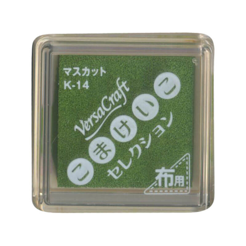 布、紙、木材への捺印におすすめの顔料系水性インクです。 布に使用した際はあて布をしてアイロンで熱を加えると洗濯しても色落ちしなくなります。(木綿の適温で15秒以上が目安) 木材に使用した際はドライヤーで乾燥させてください。 サイズ：33×33　高さ20mm 【免責事項】 在庫データは定期的に更新しておりますが、一部の商品につきましては実店舗と在庫を共有しておりますので、ご注文のタイミングによっては欠品・完売となりご用意が出来ない場合がございます。 ご了承の程よろしくお願い申し上げます。