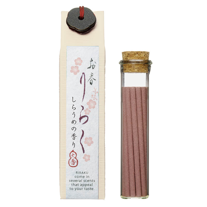 【大自然の恵みを封じ込めた和の香り】 日本の豊かな四季で育てられた花や木の香りを集めたお香のシリーズ。 和菓子のように色とりどりの小箱の中に、多彩な香りが詰まっています。 φ17×H78mm(コルク含まず) 内容量：15本、香立て1個 【免責事項】 在庫データは定期的に更新しておりますが、一部の商品につきましては実店舗と在庫を共有しておりますので、ご注文のタイミングによっては欠品・完売となりご用意が出来ない場合がございます。 ご了承の程よろしくお願い申し上げます。