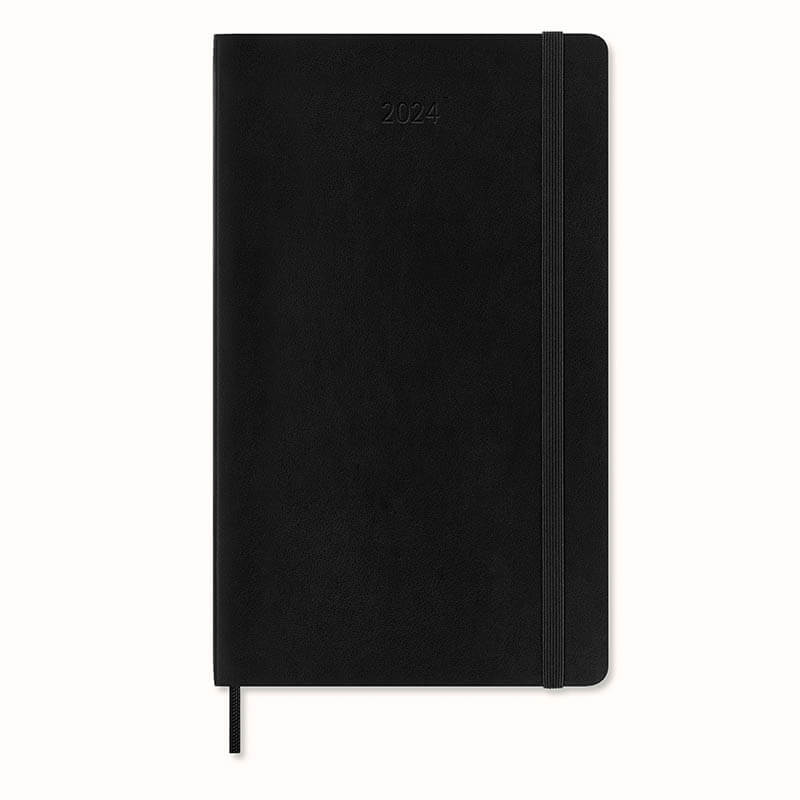 Moleskineのマンスリー ノートブックは、1月から12月までのプランを記すことができます。見開き2ページのレイアウトで1ヶ月分のスケジュールをチェックすることができます。各月の間には二重線の罫線ページがあり、メモを書き込むこともできます。うしろ51ページの罫線入りセクションを使って、アイデアや1年のプランをまとめて整理できます。自由を大切にすること、そして物事を整理すること。この2つを両立させるツールです。日付は2024年1月〜12月丸みをつけたコーナー部分、ゴム バンド開閉式、同系色のブックマーク リボンアイボリーカラーの中性紙使用使い方もいろいろ：旅行プラン、アイデア、目標を書きこむセクション、カレンダー、罫線入りのメモスペースプランページや年ごとに背表紙部分をカスタマイズできるシールマッチングカラーをほどこした拡張可能なダブル ポケット見返しに印刷された「紛失物」ラベル180度平らに開くデザインMoleskineのこの製品には、FSC(森林管理協議会)認証を受けた森林や厳しい品質管理下にある供給元から調達した紙材を採用しています。【商品仕様】W13cm×H21cm【免責事項】在庫データは定期的に更新しておりますが、一部の商品につきましては実店舗と在庫を共有しておりますので、ご注文のタイミングによっては欠品・完売となりご用意が出来ない場合がございます。ご了承の程よろしくお願い申し上げます。