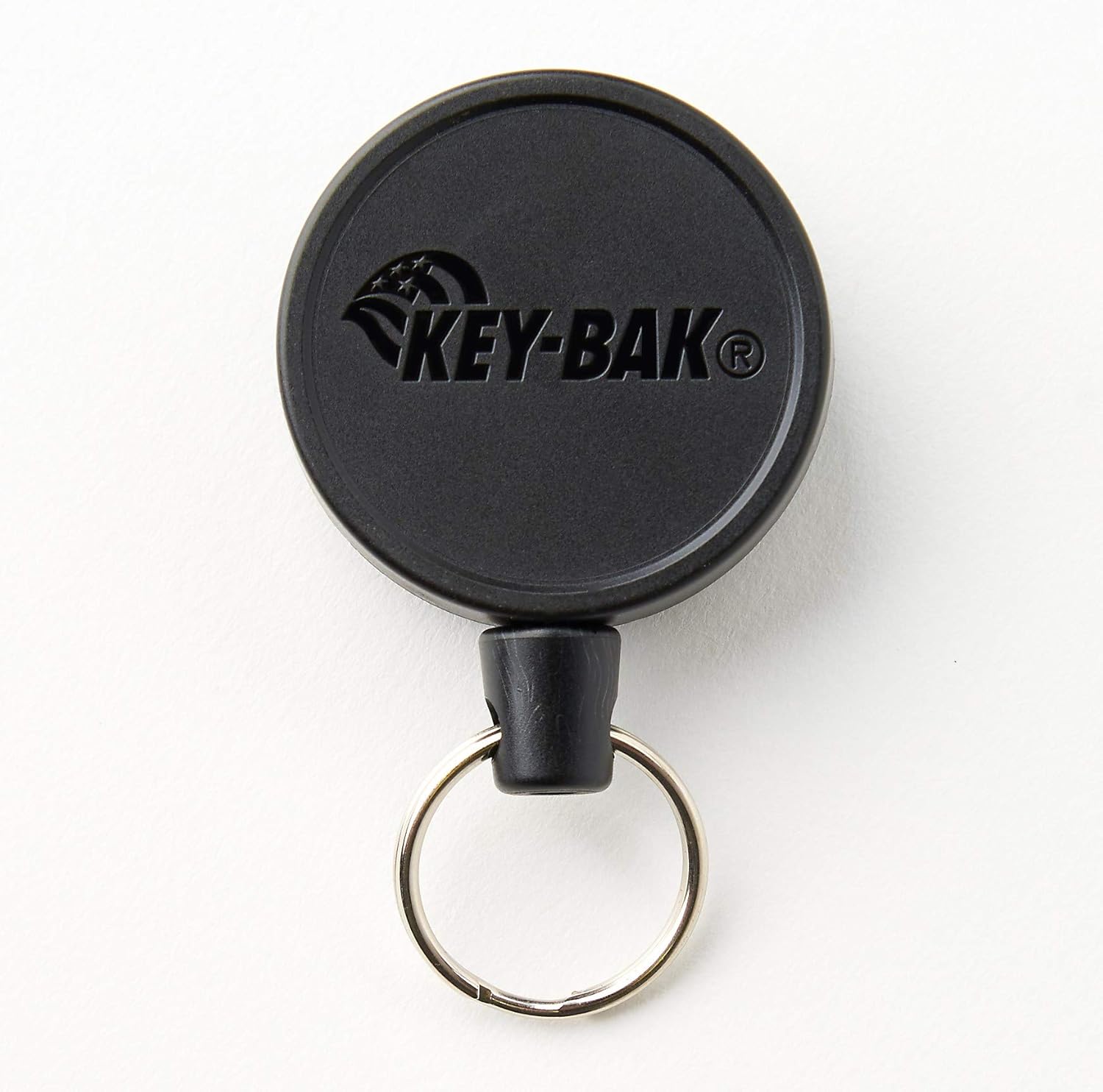 【KEYBAK】 世界で初めてキーリールを販売した企業。全米大ヒット商品。 【日本オリジナル】 日本向けに開発された新商品！ オリジナルモデルより一回り小さく、本体にABS樹脂を使用した軽量タイプ（本体31g）。 【ケプラー繊維】 待望の摩擦に強いケブラー繊維ケーブルで抜群の耐久性。ケーブル素材、長さ：90cmケプラー繊維。伸縮耐荷重170g。 【使いやすい仕様】 ベルトクリップは360度回転するので、よりスムーズ＆静かにコードを引き出すことが可能です。 ※モニターの発色により実際と異なる場合があります。 商品名【KEYBAK 正規代理店】KEY-BAK #6B ミドルサイズ キーリール キー ケプラー90cm カラーblack ブランド名KEY-BAK（キーバック） メーカー型番0006-002　0006-080 原産国／製造国アメリカ 代表カラーブラック
