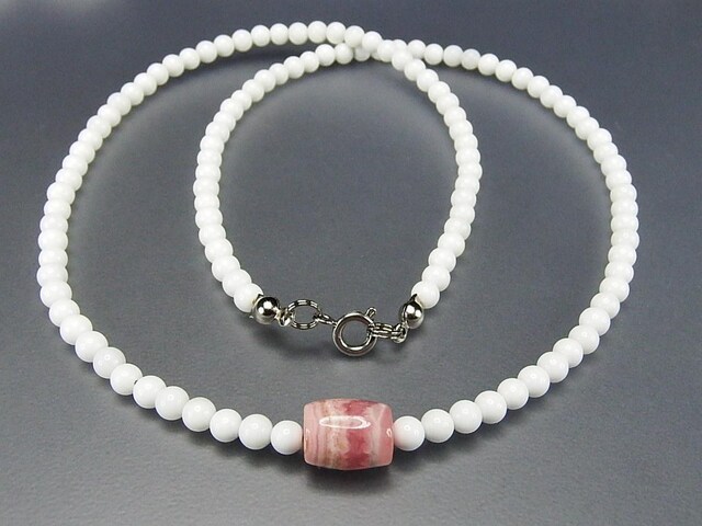 縞入りアルゼンチン産インカローズ樽形天然マザーオブパール4mm小玉天然石ネックレス