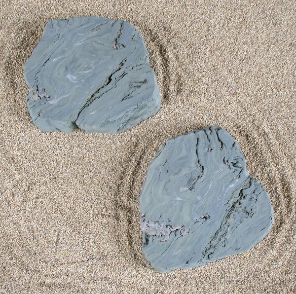 【国産・日本産・愛媛県産】【伊予青石】【飛石・踏石・拝石・ステップストーン】【庭石・景石・石の置物・飾り石】【坪庭・和風・インテリア・花壇】【2石組】【簡単設置（下場平切）】