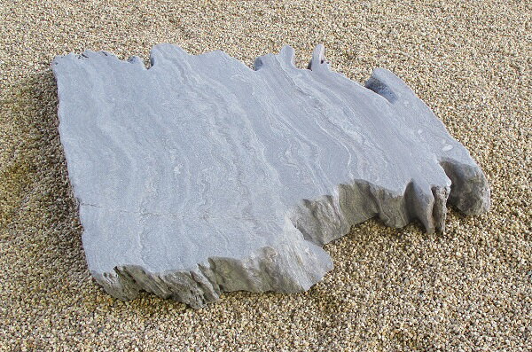 【国産・日本産・愛媛県産】【伊予　紅ブラック石】【飛石・踏石・拝石・ステップストーン】【庭石・ 景石 ・石の置物】【坪庭・和風・花壇・飾り石・縁側】【簡単設置（下場平切）】【天場（上面）：ブラスト仕上】