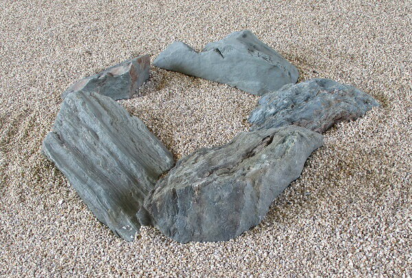 【国産・日本産・愛媛県産】【伊予青石（自然石）】【土留石・縁石・花壇】【坪庭・和風・インテリア・飾り石】【5石組】【簡単設置（下場平切）】