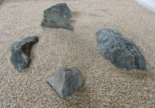 ●伊予青石（自然石）●青石特有の小キズに巣穴等あります。●大きい石で 　約45×18×高さ9cm　/　約10kg●小さい石で 　約14×12×高さ13cm　/　約2kg●4石総重量・・約21kg●一部離島及び　北海道・沖縄等は別途送料がかかります。　又　配達出来ない地域もございますのでご了承ください。●石なので多少のイメージ違い等に関しては返品の受付は　出来かねますのでご了承ください。●重量物の為　設置・使用によって生じた破損・事故等に　つきましては一切責任を負いかねますのでご了承ください。
