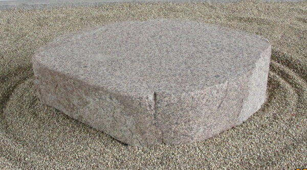 【送料別途】【国産・日本産・愛媛県産】【錆石】【沓脱石・踏み台石・景石・飾り石・物置石】【坪庭・和風・インテリア・花壇・庭石・縁側】★重量物の為ご購入の際運搬のご確認必須★お近くの「福山通運　支店止」までの　配達です。