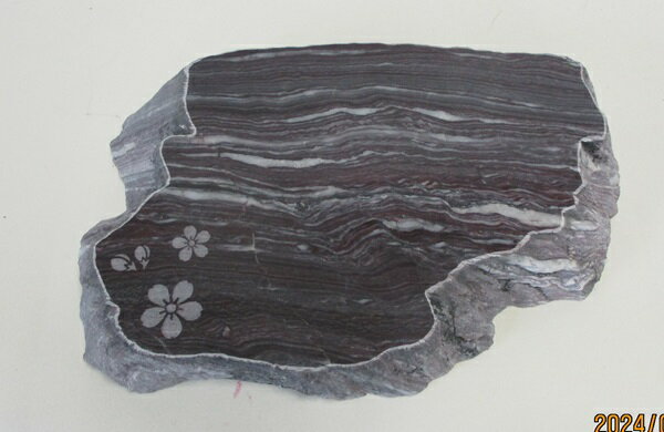 【国産・日本産・愛媛県産】【伊予紅ホワイト石】【天切り・物置石・庭石・景石・台石・飾り石】【坪庭・インテリア・花壇・花台・花瓶台・鉢置き】【墓石用品】【簡単設置（下場平切）】【上面磨き仕上「桜の絵型付」】