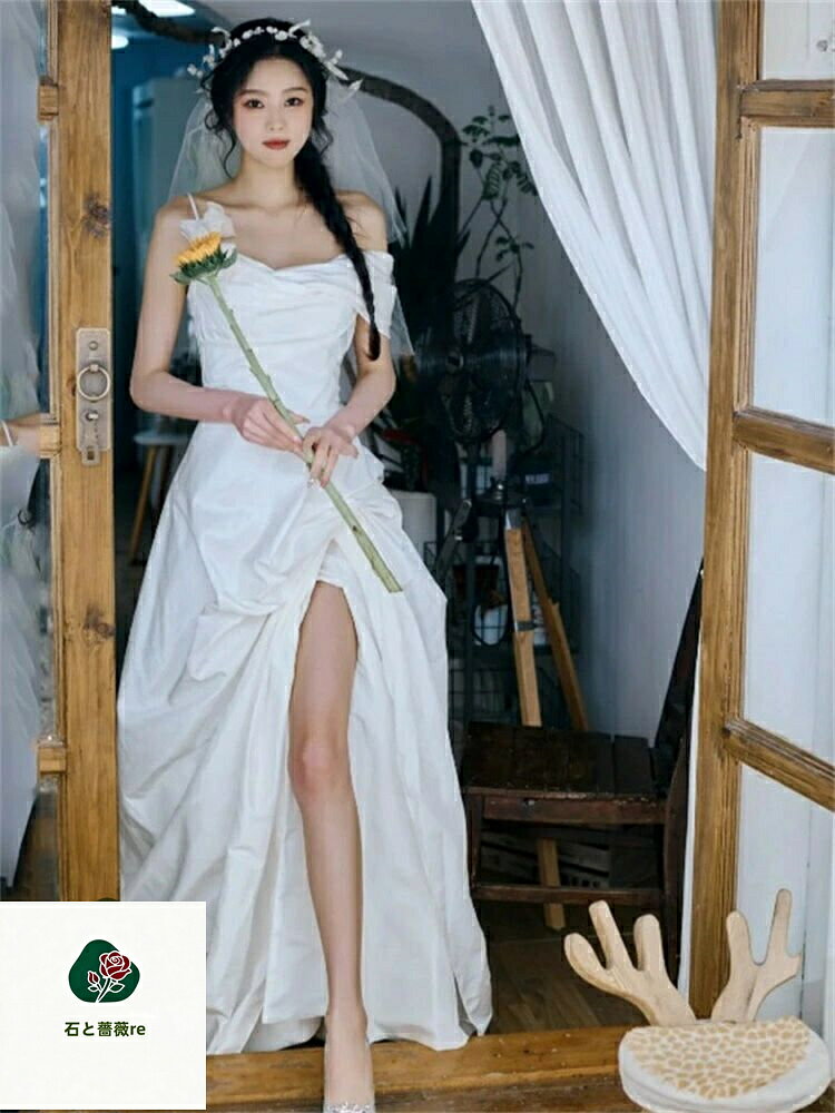 石と薔薇reのウェディングドレス ロングドレス オフショルダー パーティードレス 結婚式 ワンピース カラードレス 白 高級感 演奏会 姫系風 前撮り ウェディング撮影 きれいめ 二次会 披露宴 発表会 舞台用 ピアノ 誕生日 成人式 コンサート 大きいサイズ XS-3XL ホワイト｜アングル2