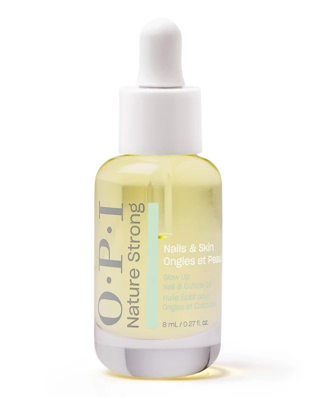 オーピーアイ ネイチャーストロング グローアップ ネイル＆キューティクル オイル 8ml OPI Nature strong Glow Up Nail & Cuticle Oil OPIのネイチャーストロングスキンケアシリーズは自然由来成分配合、 ヴィーガン処方*のプロフェッショナル ネイル＆スキンケア システムです。 ネイルサイエンティストによって開発された本製品は、角質層まで潤い浸透し、保湿により手肌・指先周りを美しく健やかに保ちます。 毎日のケアに自然を感じながら、贅沢な気分をお楽しみください。 Mood Bloom Scent TechnologyTM(ムードブルームセント テクノロジー)を用いた奥行きある香り体験をお楽しみください。 角質層まで潤い浸透。指先美人のネイルオイル。 さらっと軽い付け心地でべたつかないから、シーンを選ばず使えます。 のびがよく、少量で潤うのでコスパ◎(*1)。 スポイトタイプなら1〜2滴で5本の指に使用可能。 調香師が設計した香りで、セルフケアをより心地よく楽しめます。 ビタミンE(*2)と5種の植物オイル(*3)配合。 自然由来成分94%(*4)、ヴィーガン処方(*5) *1 従来品のプロスパ ネイル＆キューティクルオイルの約半分量で使用可能。標準的な目安使用量。個人差があります。 *2 酢酸トコフェロール、トコフェロール *3 マカデミア種子油、ヒマワリ種子油、バオバブ種子油、アルガニアスピノサ核油、ブドウ種子油 *4 自然由来指数94%(水を含まない)ISO 16128 準拠 *5 動物由来成分不使用 〈夜のご自宅での保湿ケアに〉 適量を取り、爪とキューティクル周りにマッサージするように馴染ませます。 のびがよく、少量でしっかり潤います。 お好みで選べる、ハケタイプ(15ml)とスポイトタイプ(8ml、30ml)。 就寝前にネイルオイルの上からネイルバームをこっくり重ね、潤いを閉じ込めることで、翌朝しっとりした美しい指先に。 内容量：8ml（スポイトタイプ） ■注意事項■ご使用上のご注意 同封されている使用説明書をよくお読みの上ご使用ください。 ■商品は品質改良の為、予告なく仕様を変更する場合がございます。 ■パッケージ・デザインは予告なく変更となる場合があります。 ■商品がリニューアルした場合はリニューアル後の商品をお届けする場合があります。 ■複数店舗で在庫共有のため万が一在庫がない場合は、納期をメールでおしらせします。 ■メーカー欠品している場合は、キャンセルさせていただく場合があります。 ■ゆうパケット及びレターパックプラスでの発送は日時指定、代引き不可となります。 箱潰れ等の商品の保証はございませんのでご了承の上、ご購入下さい。 ◎商品をお受け取りになれなかった場合は再発送には通常の送料が必要となります。 メーカー:OPI区分：雑貨製造国：ポーランド製 広告文責：有限会社アイリス