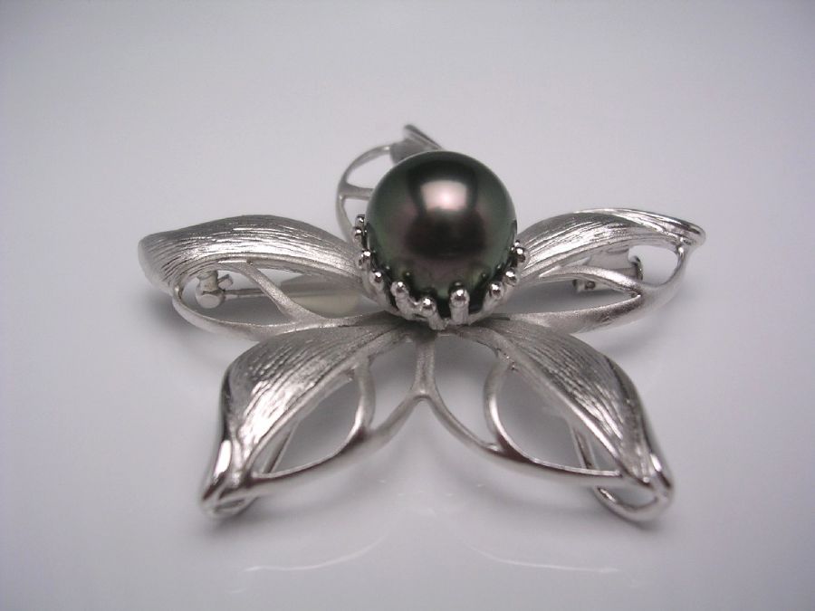 商品の種類ブローチ真珠の種類黒蝶真珠真珠のサイズ11.4mm真珠の形状ラウンド真珠の色ピーコックグリーン真珠の巻きA真珠のテリA真珠のキズA（可視部分）金具の材質 シルバー 全体の大きさ5×5cm総重量14.7g保証書付商品説明　クラシカル...