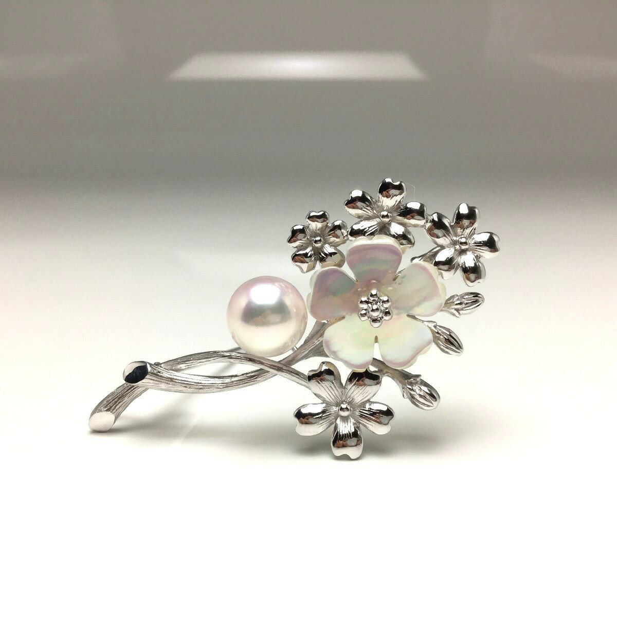 商品の種類ブローチ真珠の種類アコヤ真珠真珠のサイズ9.36mm真珠の形状ラウンド真珠の色ホワイトピンク真珠の巻きA真珠のテリA真珠のキズA（可視部分）金具の材質 シルバー その他天然石シェル 全体の大きさ3×5.5cm総重量9.07g保証書...