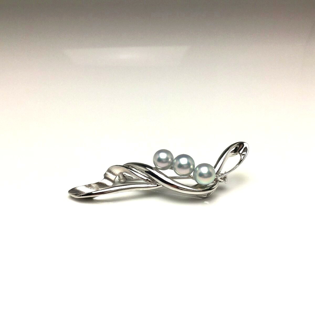 伊勢志摩の真珠専門店 IsowaPearlの真珠 ブローチ パール アコヤ真珠 6.5-7.0mm ホワイトシルバーブルー シルバー 68179 イソワパール｜アングル3