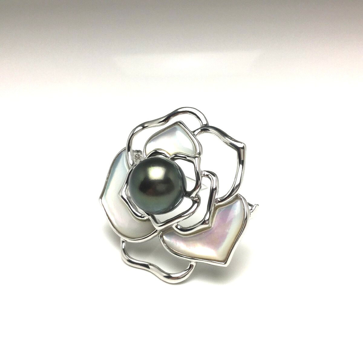 伊勢志摩の真珠専門店 IsowaPearlの真珠 ブローチ パール 黒蝶真珠 11.97mm ミドルグリーン シルバー シェル 68453 イソワパール｜アングル2