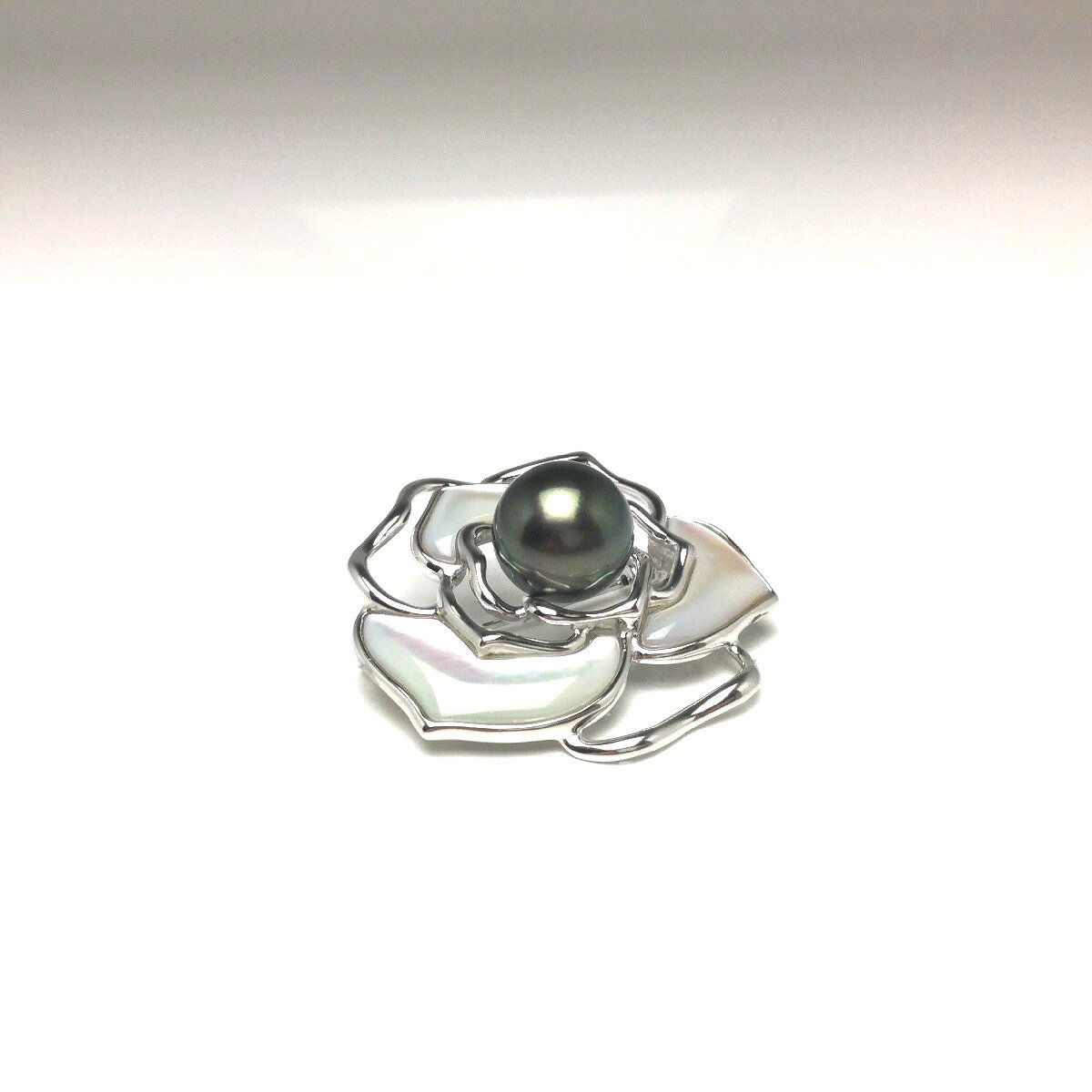 伊勢志摩の真珠専門店 IsowaPearlの真珠 ブローチ パール 黒蝶真珠 11.97mm ミドルグリーン シルバー シェル 68453 イソワパール｜アングル3