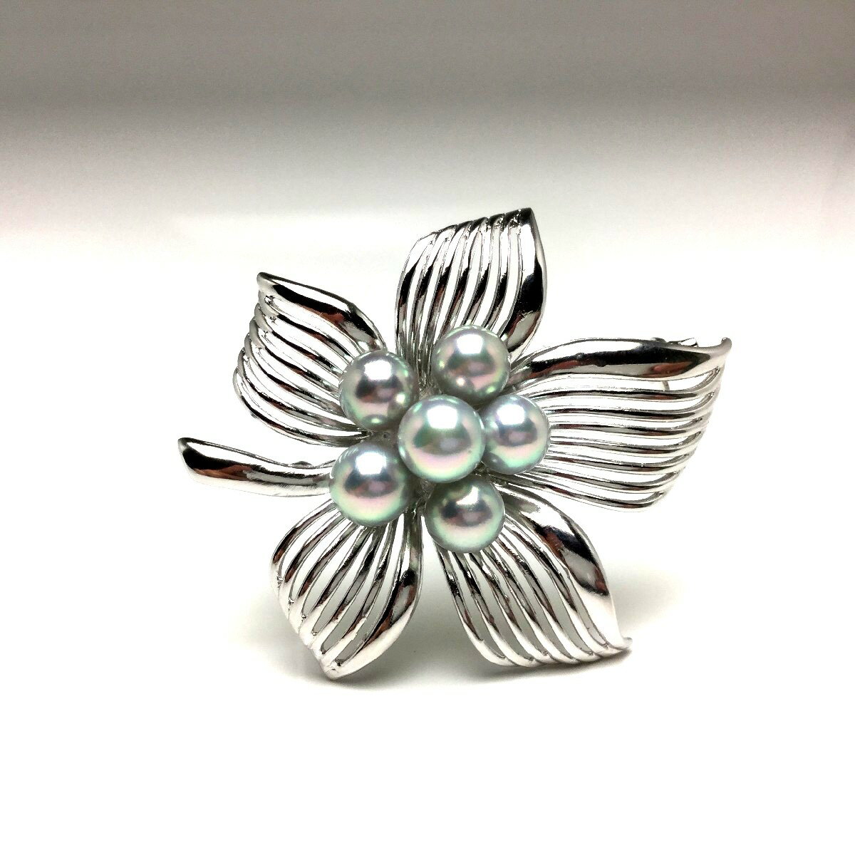 真珠 ブローチ パール アコヤ真珠 6.0-6.5mm シルバーブルー シルバー 植物 フラワー 69094 イソワパール