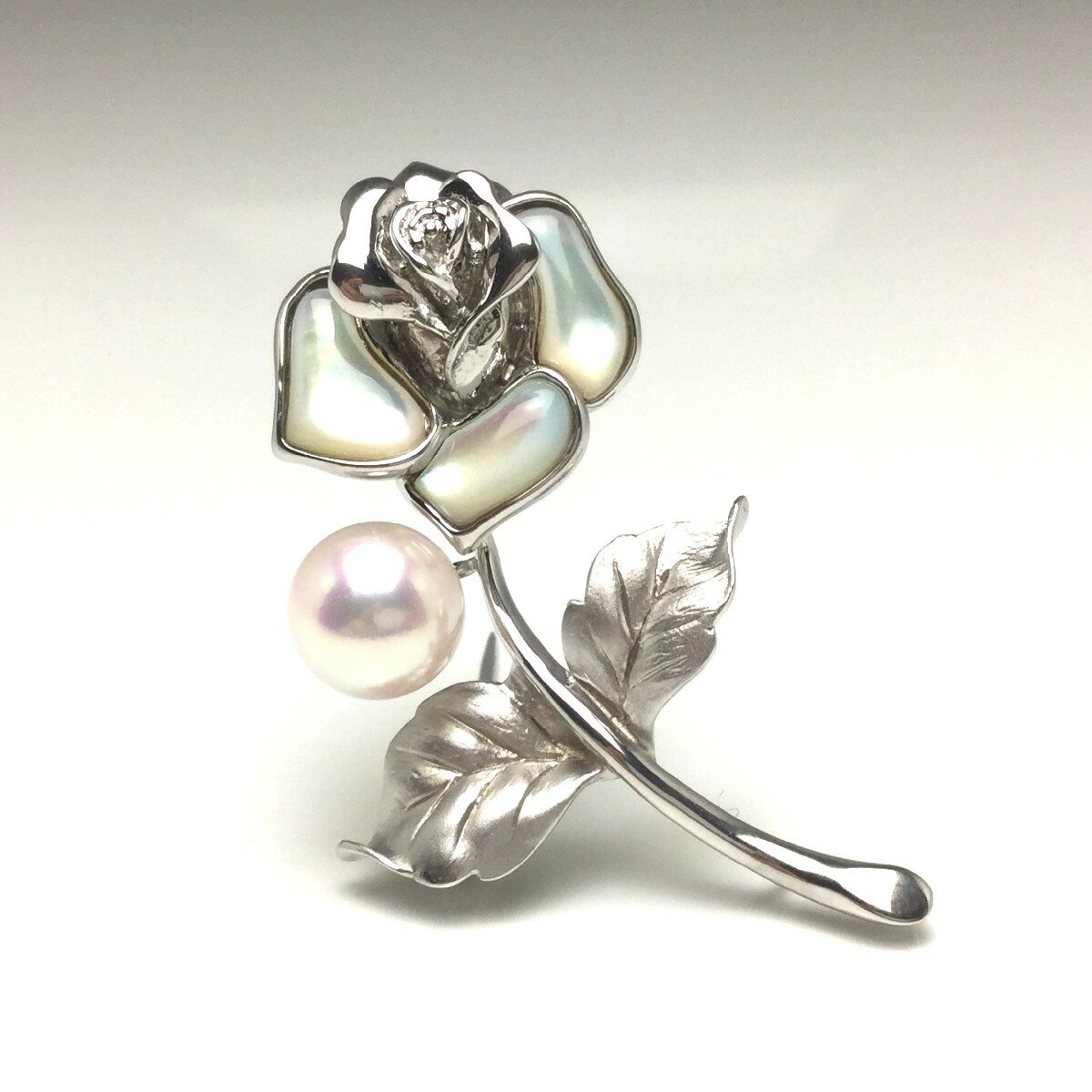 商品の種類ブローチ真珠の種類アコヤ真珠真珠のサイズ9.1mm真珠の形状ラウンド真珠の色ホワイトピンク真珠の巻きA真珠のテリA真珠のキズA金具の材質 シルバー その他天然石シェル 全体の大きさ4.5×2cm総重量8.0g保証書付商品説明　大変美しいブローチです。色目，テリ，艶，素晴らしいです。シェルで出来たバラの花びらのデザインに、ピンク系の真珠が輝きます。たいへん素敵です。強くお薦め致します。真珠 ブローチ パール アコヤ真珠 9.1mm ホワイトピンク シルバー シェル 植物 フラワー バラ 70528 イソワパール
