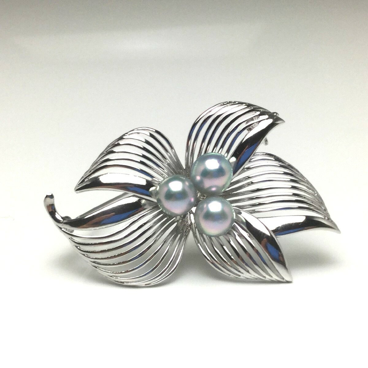 真珠 ブローチ パール アコヤ真珠 6.5-7.0mm シルバーブルー シルバー 植物 フラワー 73153 イソワパール
