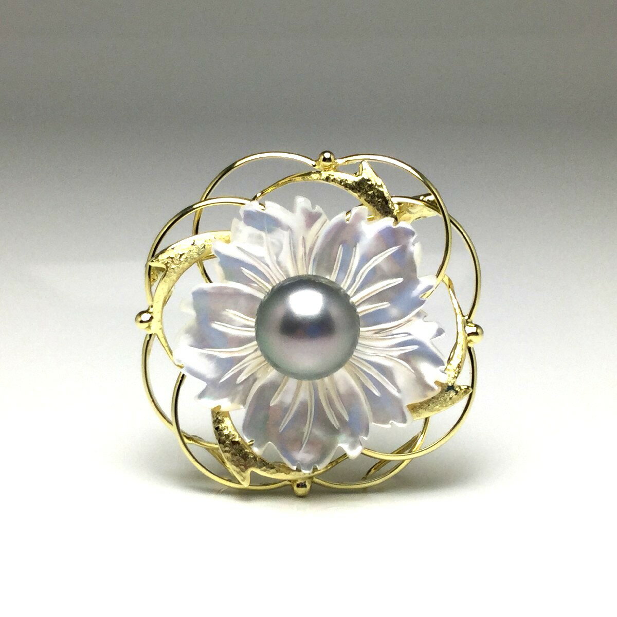 商品の種類ブローチ真珠の種類黒蝶真珠真珠のサイズ11.17mm真珠の形状セミラウンド真珠の色グレーグリーン真珠の巻きA真珠のテリA真珠のキズA金具の材質 シルバー その他天然石シェル 全体の大きさ4×4cm総重量11.6g保証書付商品説明　...