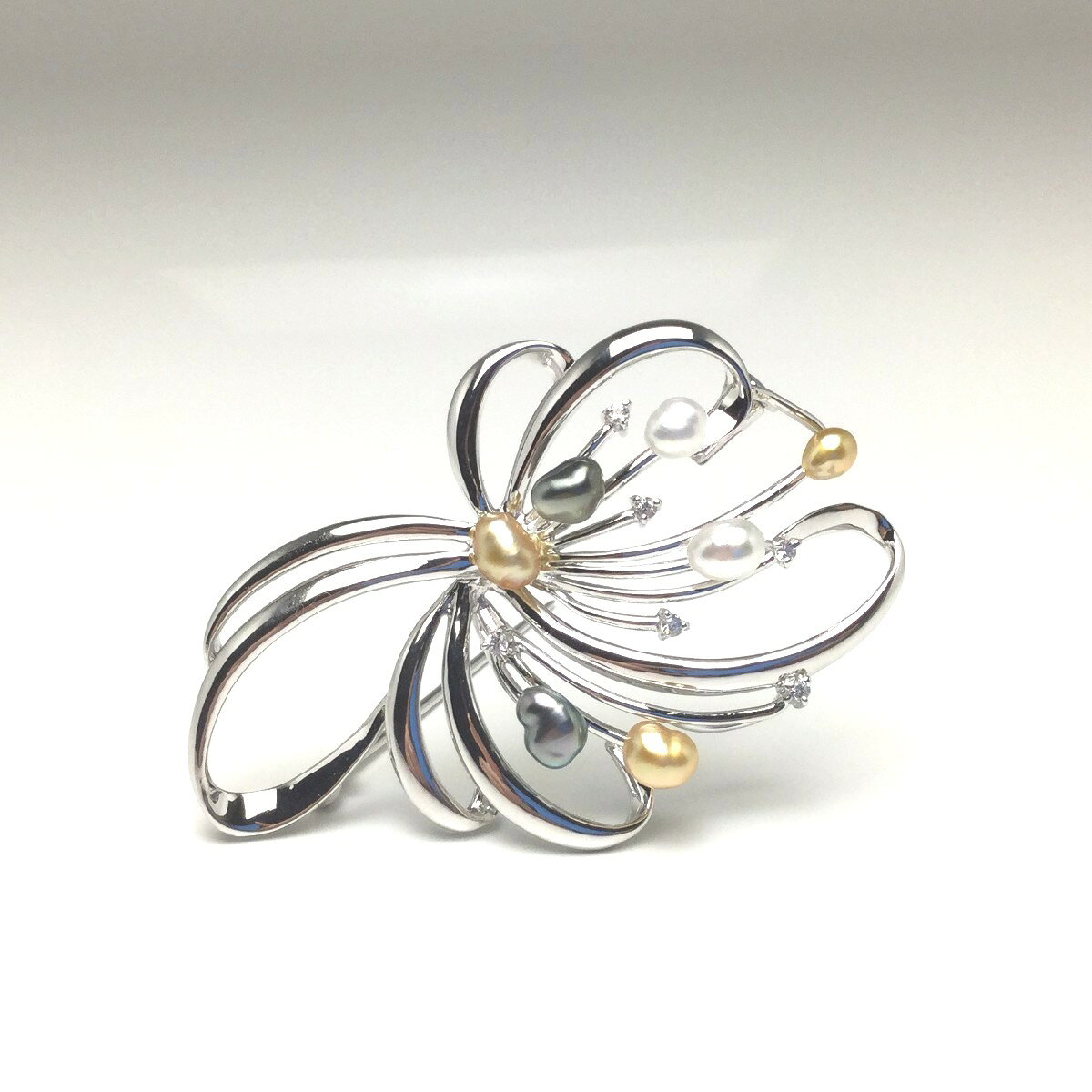 Pearl - 真珠 ブローチ パール 白蝶,黒蝶真珠天然ケシ 4.0-4.5mm ゴールド　シャンパンゴールド シルバー フラワー 植物 79297 イソワパール