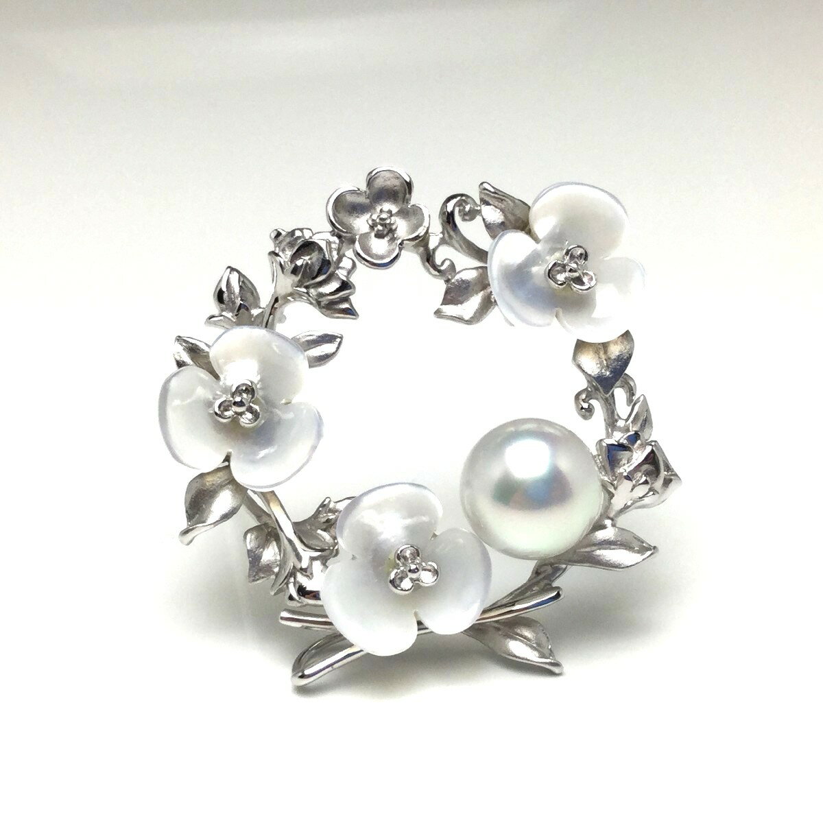 真珠 ブローチ パール アコヤ真珠 9.9mm ホワイトシルバーブルー（ナチュラル） シルバー シェル 植物 79320 イソワパール