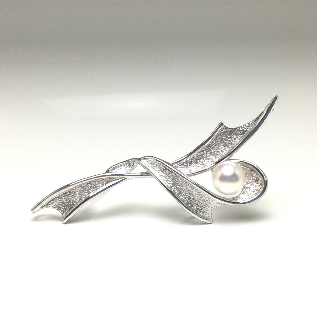 真珠 ブローチ パール アコヤ真珠 9.1mm ホワイトピンク シルバー リボン 79612 イソワパール