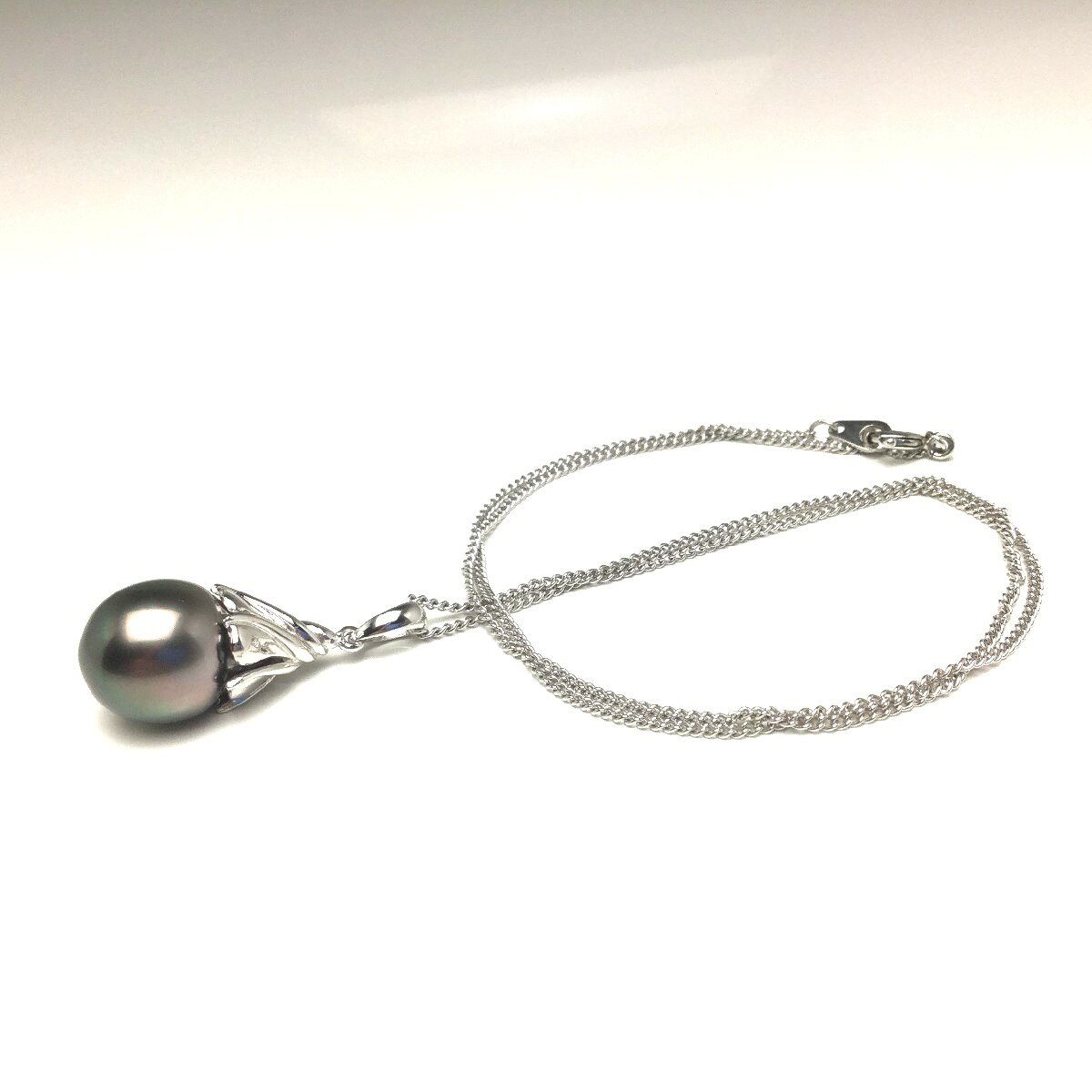 伊勢志摩の真珠専門店 IsowaPearlの真珠 ペンダントトップ パール 黒蝶真珠 11.3mm ピーコックグリーン K14 ホワイトゴールド 80044 イソワパール｜アングル3
