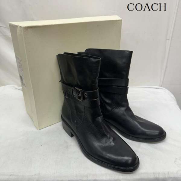 商品情報メーカーコーチ / COACH形状ブーツ / 一般サイズ表記サイズ：US：7.5高さ：24 cm、実寸サイズ：26 cm、ヒール：3.5 cmカラー黒 / ブラック柄 / パターン素材商品状態多少の使用感はありますが、汚れやダメージも目立たなく良好なお品物です。※程度・状態に関しては、当店の基準にて判断したものです。※保管によるにおいが付着する場合がございます。においを気にされます方はご購入をお控えください。※現状では加水分解などによる大きな破損は見受けられませんが、性質上、劣化や加水分解で破損する可能性がある商品です。輸送中、購入後の着用により破損する場合もございますので、万が一、購入後に破損等がありましても返品等の対応は一切致しかねます。ご理解頂いた上でご購入ください。～ ご注文前にご確認ください ～※商品やお取引についてご不明な点やご要望などがございましたら、ご購入前にお問い合わせください。※販売している商品は全て中古品の為、商品によっては全ての状態やダメージを掲載する事が出来ない場合もあり、掲載された情報以外に細部の破損や汚れ、欠品、劣化などの見落としがある場合がございます。また、中古品に対してのご理解が難しいお客様においては、恐れ入りますがご購入をお控えいただきますようお願い致します。※スニーカーなどは現状では加水分解などによる大きな破損は見受けられませんが、性質上、劣化や加水分解で破損する可能性がある商品です。輸送中、購入後の着用により破損する場合もございますので、万が一、購入後に破損等がありましても返品等の対応は一切致しかねます。ご理解頂いた上でご購入ください。※お色につきましては、現物に近づけるように撮影をしておりますが、実際のお色を表現できていない場合がございます。また、ご覧のご覧いただく環境により、若干現物と見た目が異なる場合がございます。※商品は楽天市場以外でも販売しておりますので、商品ページ等で表示されている在庫情報は必ずしもリアルタイムではございません。 ご注文時に表示が在庫ありとなっていても、既に完売となっている場合もございますので予めご了承ください。※個人差による主観の違いがあるかと思いますので、商品説明や写真画像をよくご確認ください。※サイズは実寸での計測またはカタログ値になりますので、多少の誤差に関しましてはご了承をお願い致します。当店では紙の節約による環境問題への配慮、個人情報の保護の 取り組みとして、納品書は同梱せずに商品をお届けしております。ご注文後、当店よりお送りする注文確認メールを納品書の代わりとさせていただいております。納品書をご希望される場合、ご注文画面の備考欄に、「納品書希望」とご入力いただければ、商品に同梱、もしくは別送にて納品書をお送りさせていただきます。当店の商品は在庫の保管場所から直接お客様へお届けいたしますので、複数点購入された場合、全て同梱ではなく複数口で発送される場合があります。