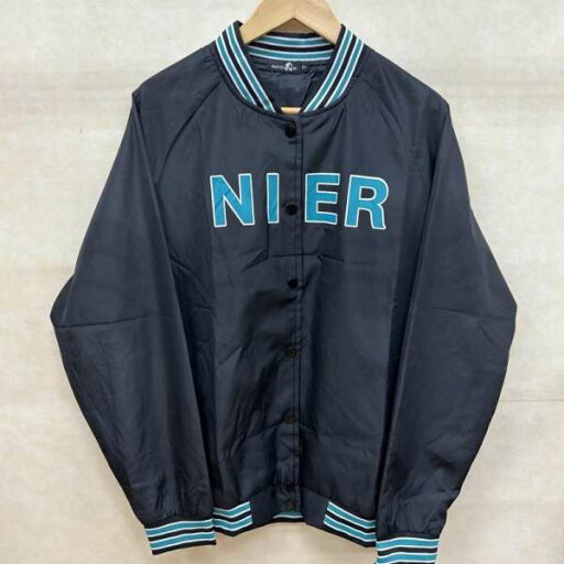 古着 NieR Clothing ニーアクロージング ロゴ プリント ナイロン バーシティ FREE【USED】【古着】【中古】10100498 古着 NieR Clothing ニーアクロージング ロゴ プリント ナイロン バーシティ FREE【USED】【古着】【中古】10100498