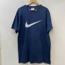 商品情報メーカーナイキ / NIKE形状Tシャツ / 半袖サイズ表記サイズ：M肩幅：51 cm、袖丈：21 cm、着丈：77 cm、身幅：53 cmカラー紺 / ネイビー柄 / パターン素材画像参照商品状態着用感がありますが、汚れやダメージが比較的少ないお品物です。※程度・状態に関しては、当店の基準にて判断したものです。年代物の為、色褪せや毛羽立ちがあります。※保管によるにおいが付着する場合がございます。においを気にされます方はご購入をお控えください。～ ご注文前にご確認ください ～※商品やお取引についてご不明な点やご要望などがございましたら、ご購入前にお問い合わせください。※販売している商品は全て中古品の為、商品によっては全ての状態やダメージを掲載する事が出来ない場合もあり、掲載された情報以外に細部の破損や汚れ、欠品、劣化などの見落としがある場合がございます。また、中古品に対してのご理解が難しいお客様においては、恐れ入りますがご購入をお控えいただきますようお願い致します。※スニーカーなどは現状では加水分解などによる大きな破損は見受けられませんが、性質上、劣化や加水分解で破損する可能性がある商品です。輸送中、購入後の着用により破損する場合もございますので、万が一、購入後に破損等がありましても返品等の対応は一切致しかねます。ご理解頂いた上でご購入ください。※お色につきましては、現物に近づけるように撮影をしておりますが、実際のお色を表現できていない場合がございます。また、ご覧のご覧いただく環境により、若干現物と見た目が異なる場合がございます。※商品は楽天市場以外でも販売しておりますので、商品ページ等で表示されている在庫情報は必ずしもリアルタイムではございません。 ご注文時に表示が在庫ありとなっていても、既に完売となっている場合もございますので予めご了承ください。※個人差による主観の違いがあるかと思いますので、商品説明や写真画像をよくご確認ください。※サイズは実寸での計測またはカタログ値になりますので、多少の誤差に関しましてはご了承をお願い致します。当店では紙の節約による環境問題への配慮、個人情報の保護の 取り組みとして、納品書は同梱せずに商品をお届けしております。ご注文後、当店よりお送りする注文確認メールを納品書の代わりとさせていただいております。納品書をご希望される場合、ご注文画面の備考欄に、「納品書希望」とご入力いただければ、商品に同梱、もしくは別送にて納品書をお送りさせていただきます。当店の商品は在庫の保管場所から直接お客様へお届けいたしますので、複数点購入された場合、全て同梱ではなく複数口で発送される場合があります。