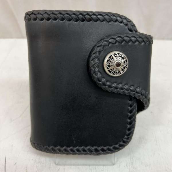 SAAD サード 二つ折り 財布 Wallet Bi-Fold Wallet, Billfold Wallet コンチョ付き レザー ミドルウォレット【USED】【古着】【中古】10114808のサムネイル