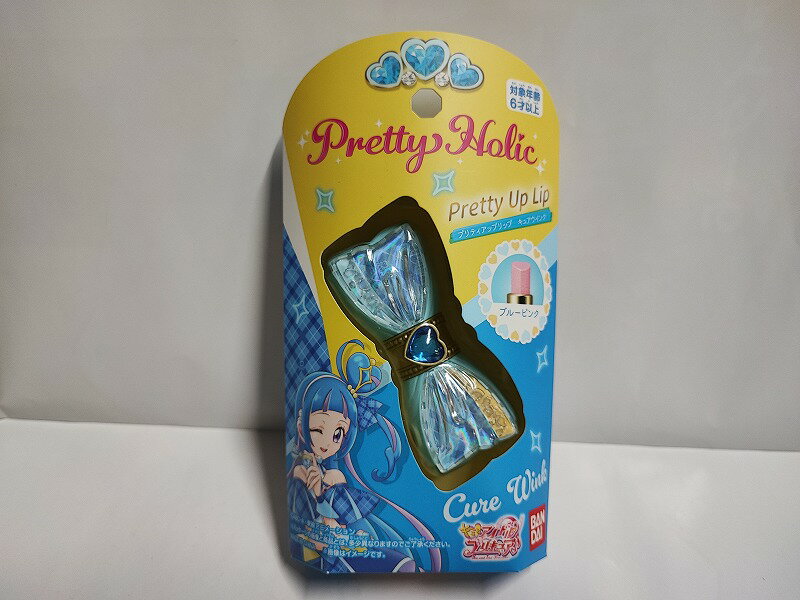プリティアップでキラッキランランなわたし！ キュアウインクをモチーフにしたチェック×リボンのかわいいリップが登場♪ リップの形はキラキラのハート型 憧れのアイドルプリキュアみたいに、 凛々しく、かわいく、メイクアップで変身♪ ［セット内容］...