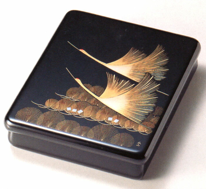 光琳文庫 沈金 松に鶴 黒 12-13004<京都 漆器の井助>木製漆塗りの文庫 叙勲のお祝いやビジネスギフト、新築祝いやご夫婦の記念日(金婚式、銀婚式)の贈り...