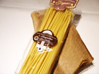 名称ラ・ファッブリカ・デッラ・パスタ リングイーネ&nbsp; 　la fabbrica della pasta Linguine内容量500g茹で時間11分賞味期限別途記載原材料イタリア産セモリナ粉生産地イタリア・カンパーニャ州 製造者ラ・ファブリカ・デッラ・パスタアレルギー小麦輸入者有限会社フードライナー『ラ・ファブリカ・デッラ・パスタ リングイーネ 500g』&nbsp;イタリア産の最高のセモリナ粉を原料とし、ラッタリ山の清水とマエストロによる伝統的製法と技術で作られ たパスタは、定温で長時間ゆっくり乾燥させます。 断面が楕円の切り口でスパゲティほどの幅。ジェノベーゼや魚介系のさわやかなソースによく合います。産地 イタリア・カンパーニャ州 製造 ラ・ファブリカ・デッラ・パスタ 原料 イタリア産セモリナ粉ゆで時間 11分