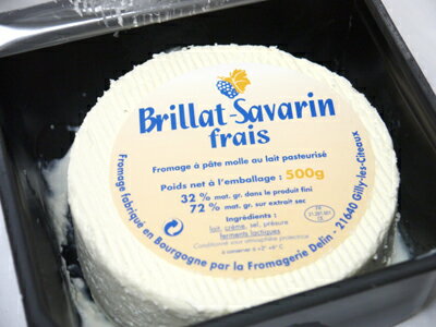 商品名フランス産 チーズ ブリア サヴァラン 500g Brillat Savarin種別フレッシュ 白カビ産地フランス保存方法要冷蔵10℃以下配送方法クール便　冷蔵◆まるでチーズケーキのような味わい 柔らかくて濃厚！とろけるミルクのコクがとっても美味しい！ 外側は真っ白な色で、中はとても柔らかなペースト状。 原料乳に生クリームを加えて製造する「トリプルクリーム」と呼ばれるタイプです。 舌の上でスッと溶けるような口当たりで、濃厚なミルクの風味と上品なコクが味わえます。リッチでまろやかな味わいは、まるでチーズケーキのようです！ 脂肪分が約75％と高めですが、わずかに酸味もあるので意外にさっぱりとした爽やかさも感じられます。 ◆お召し上がり方 白カビタイプのチーズを美味しく食べるには、熟成の食べ頃を見極めるのが大切と言われますが、このブリア・サヴァランは脂肪分が大変高いので、あまり熟成していなくても美味しくお召し上がりいただけます。 冷蔵庫から出してしばらくするとトロリとしてしまうので、温度管理にお気をつけください。開封したら乾燥させないように注意し、お早めにお召し上がりください。 コーヒーや紅茶、シャンパンのお供にぴったりです！ 魚介類やローストチキンに添えたり、レーズンなどのドライフルーツやジャム、はちみつなど甘い物とのアレンジでデザート風もおすすめです。 ◆Brillat Savarin ブリア サヴァランについて 美食家の名前が付けられた贅沢なチーズ！ 「美味礼讃」（味覚の生理学）などの著作で知られるフランスの美食家ブリア＝サヴァランの名にちなんで命名されたチーズと言われています。 本商品はフレッシュタイプの「ブリア・サヴァラン フレ」。熟成タイプは「ブリア・サヴァラン アフィネ」と言います。白カビにおおわれ、酸味が和らいだなめらかな味わいです。 ◆熟成タイプはこちら>> 友だち追加で今すぐ使えるクーポンプレゼント中↓↓↓↓ (3,000円(税込)以上のご購入でお使いいただけます)