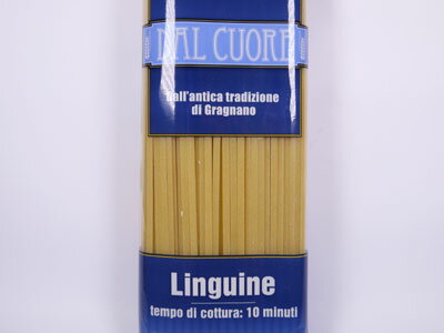 商品名 リングイーネ 内容量 500g 原材料名 デュラム小麦のセモリナ 賞味期限 別途記載 保存方法 高温多湿、直射日光を避けて保存してください 調理方法 標準ゆで時間 約10分 原産国名 イタリア 輸入者 株式会社 佐勇 東京都港区六本木7-2-5 配送方法 常温便『ダル クオーレ パスタ リングイーネ 500g イタリア産』 『パスタ発祥の地』グラニャーノで1820年頃に創立した老舗パスタメーカーです。 断面が短径1mm、直径3mmの楕円形をしているパスタです。 通常のスパゲッティと平面パスタの両方の食感が味わえます。 ソースが絡みやすいうえに、ソースの水分がパスタに浸透し過ぎないのでアルデンテ状態を長く保てます。 ヴェスヴィオ火山から吹きおろす乾いた風と、海から吹き上げる湿った風が、パスタの乾燥をゆっくりと仕上げ、風味が強くプロテインを多く含むパスタに仕上げてくれます。 ダルクオーレは100%デュラムセモリナ小麦のブロンズダイスを使用、特別な製法は「おいしい時間」をより長く保ちます。
