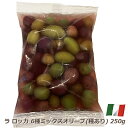 ラ ロッカ ミックスオリーブ 6種類 種あり 250g イタリア産 イタリア（ノーチェラーラ、チェリニョーラ）、スペイン（オリヴァネーラ）、ギリシャ（ブロンデ）、モロッコ （ピコリン）、エジプト（パッソーローネ）5か国の歴史あるオリーブや神話に出てくるオリーブ6種類をミックス した神々のオリーブです。 一袋で各国のオリーブの味を楽しめるので、オリーブ好きにおすすめの商品です。 食前酒のおつまみや、アンティパストとしても最適です！ 商品名 オリーブの塩水漬け 内容量 内容総量 430g (固形量 250g) 原材料名 オリーブ(種あり)、食塩/酸味料、pH調整剤、酸化防止座剤(VC) 100gあたり エネルギー 181kcal、たんぱく質 1.1g、脂質 17.6g、炭水化物 2.7g、食塩相当量 3.0g 保存方法 要冷蔵10℃以下 開封後はお早めにお召し上がりください 原産国名 イタリア 輸入者 有限会社アイランドフーズ東京都港区麻布十番1-7-2 配送方法 クール便 【保存方法】 開封後、一度水を捨てて3％の塩水を作り、入れ替えていただくと、綺麗な色を保つことが出来ます。 水が濁ってきたら再度、塩水をお取替えください。 塩水は3日おきにお取替えください。『ラ ロッカ ミックスオリーブ 6種 種あり 250g イタリア産』 イタリア（ノーチェラーラ、チェリニョーラ）、スペイン（オリヴァネーラ）、ギリシャ（ブロンデ）、モロッコ （ピコリン）、エジプト（パッソーローネ）5か国の歴史あるオリーブや神話に出てくるオリーブ6種類をミックス した神々のオリーブで 一袋で各国のオリーブの味を楽しめるオリーブ好きにおすすめの商品です。 食前酒のおつまみや、アンティパストとしても最適です！