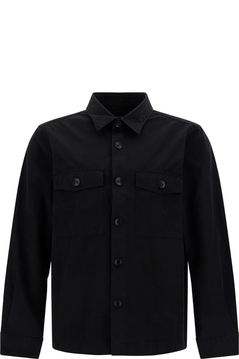 Tom Ford シャツ コットンマンの同系色のボタンとパッチポケットが付いた黒のシャツ