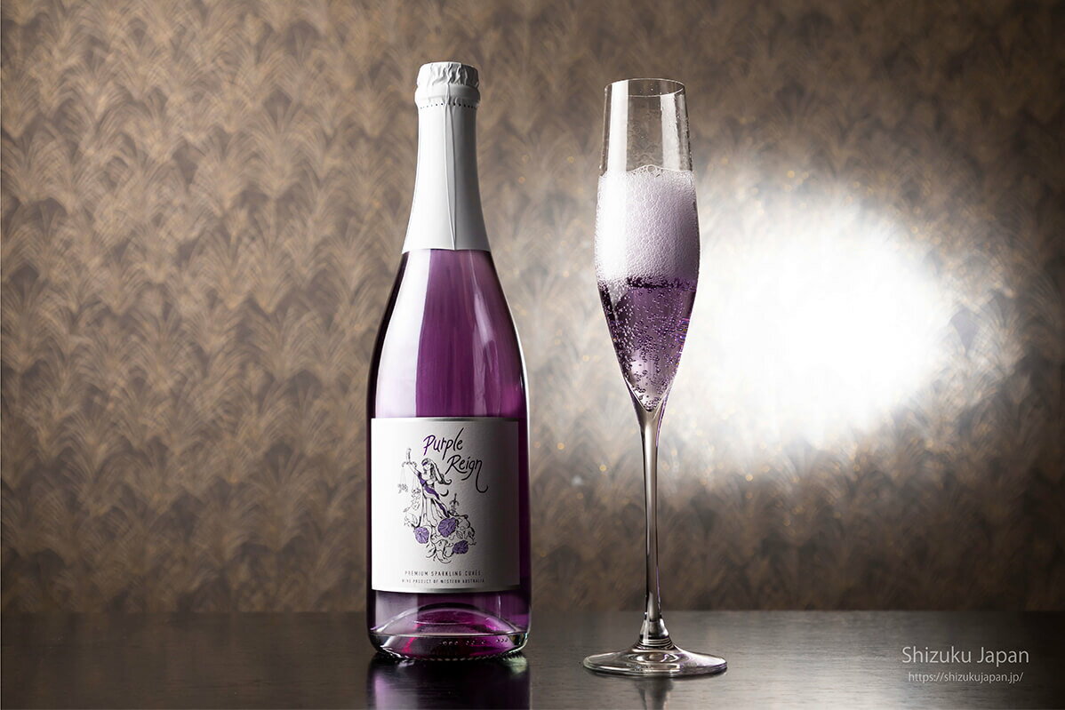 【パープル・レイン スパークリング】Purple Reign Sparkling■　商品名パープル・レイン スパークリング （紫ワインスパークリング）■　生産地オーストラリア■　生産者Masstengo■　ブレンドセミヨン/ソーヴィニヨン・ブラン/シャルドネ■　容量750ml■　アルコール分12%■　スタイル辛口 / コルクキャップ■　商品説明パープルレインは西オーストラリアの創業者ティムマクナマラによって醸造された紫色の白ワイン。 ブドウ品種はセミヨン/ソーヴィニヨン・ブラン/シャルドネのブレンド。 スッキリ目な辛口な味わいです。 なぜ紫か？これはチョウマメという植物の色素により神秘的な色合いになっています。 チョウマメにはそれ自体に抗酸化作用があり、ワインに入っている酸化防止剤の量を極限にまで減らすことができます。酸化を防ぐ働きはアンチエイジング、美容、健康にもいいとされています。 贈り物にもきっと喜ばれます。■　販売場の名称及び所在地株式会社アイティーキューブ　山口県岩国市今津町4-3-5■　販売管理者の氏名藤本 卓治■　酒類販売管理研修受講年月日2022年6月23日■　次回研修の受講期限2025年6月22日■　研修実施団体名徳山小売酒販組合■　未成年に対しての販売未成年者に対しては本商品（酒類全般）を販売致しません[アルコール][ワイン][白ワイン][JAN: ][アルコール][ワイン][Purple Reign][JAN: ]