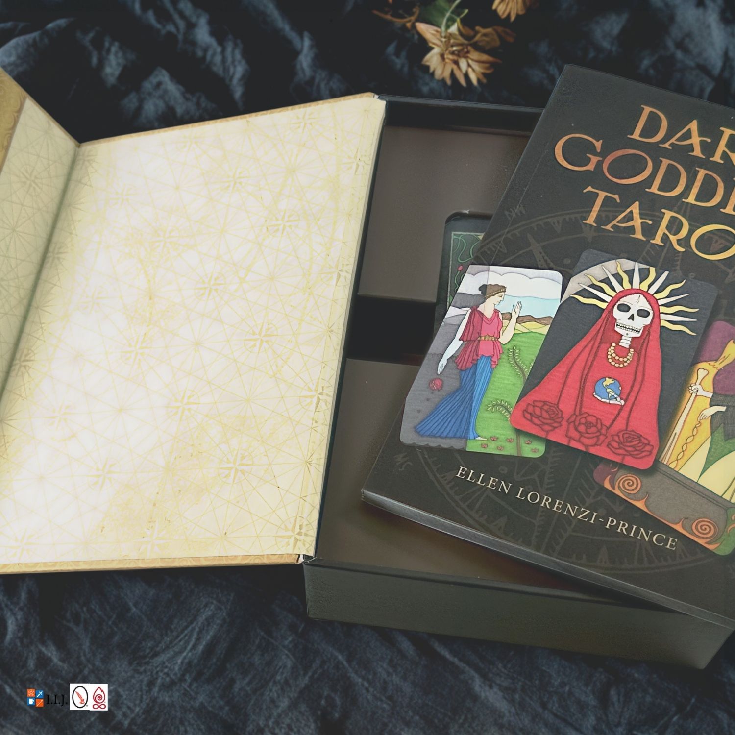 ダーク・ゴッデス・タロット Dark Goddess Tarot タロットカード 78枚 ウェイト版 ...