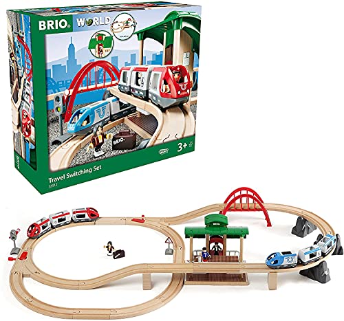 【BRIO WORLD】ブリオの木製レールの中でも、とり分け人気の高いトラベルシリーズ。列車にフィギュアを乗せて、ごっこ遊びができますので、男の子も女の子も一緒に楽しめます。【大きなレイアウト】高架タイプの2階建ての駅に、橋や坂もついたセットです。駅のダイヤルを回すとエレベーターが上下して、乗客を別のプラットフォームに運びます。ブリオで遊んでいると子どもたちの創造力を刺激し、論理的な思考と運動能力を育みます。【2種類の列車で楽しめる】赤い列車は手動式、青い列車は電動式で異なる遊びを楽しめます。フィギュアはそれぞれの車両に乗せることが可能です。【セット内容】手動車両 3両1編成、電動車両 3両1編成、フィギュア×5、駅舎、他 (全42ピース)【対象年齢】3歳以上【対象性別】男女共用【電池種別】単4×2本 (別売り)【サイズ】レイアウトサイズ:W1120xD620mm / パッケージサイズ:W450xD162xH390mm【BRIOのおもちゃ】ブリオは1884年に創立されたスウェーデン王室御用達の木製おもちゃブランドで、世界中で親しまれています。ブリオの玩具は知育玩具であると同時に遊びながら楽しい想像力を無限器かきたてるおもちゃで何世代にもわたってお楽しいただけるよう丹念に作られています。ヨーロッパの基準より高い基準で試験を行い、FSC森林管理認証を受けた木材を使用しています。商品紹介 高架タイプの駅や橋もついたDXなセット。全42ピース、レイアウトサイズ:1080x600mm 対象年齢 :3歳から 安全警告 保護者のもとで遊ばせてください。小さな部品を口に入れないでください。窒息などの危険があります。誤飲の危険がありますので、3歳未満のお子様には絶対に与えないでください。投げたり振り回す等、乱暴な遊び方をしないでください。破損、変形など危険な箇所がある場合は使用しないでください。