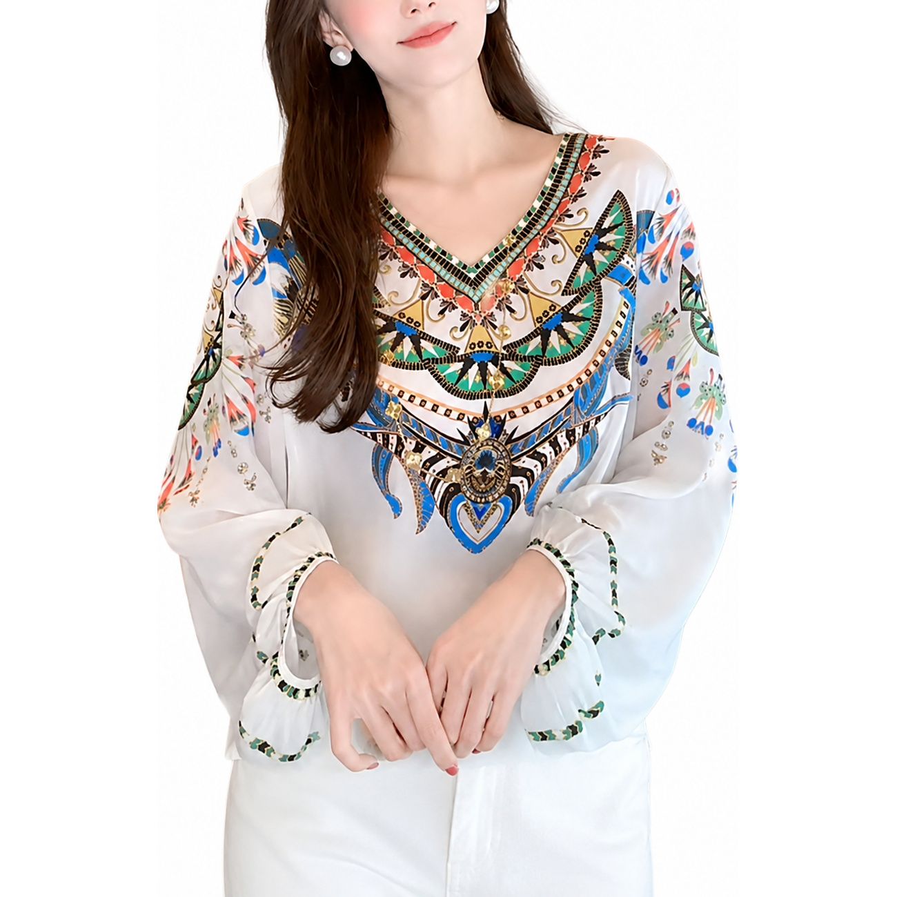 　　　 ◆◇◆売れている秘密◆◇◆ [m] バスト:100 着丈:60 / [l] バスト:104 着丈:61 / [xl] バスト:108 着丈:62 / [2xl] バスト:112 着丈:63 華やかなデザイン軽やかなシフォンブラウスに目を惹くエスニック柄を施しました。繊細なプリントシャツが顔周りを明るく彩り、上品な印象を与えます。透け感のある柔らかな素材が女性らしさを引き立て、一枚で主役級の存在感を放つレディーストップスは、お出かけや旅行の際にも素敵な写真映えを叶えます。 スッキリ見えるvネック深すぎない絶妙なvネックブラウスは、デコルテラインを綺麗に見せつつ、小顔効果も期待できます。ゆったりシャツのシルエットが気になる体型を自然にカバー。長袖ブラウスでありながら通気性が良く、肌にまとわりつかないさらりとした質感で、季節の変わり目にも重宝する便利な一着です。 快適な着心地身幅にゆとりを持たせたゆったりシャツなので、締め付け感がなくリラックスして着用いただけます。肌馴染みの良いシフォンブラウスは、オフィスシーンから休日のお出かけまで幅広く活躍します。動きやすさと美しさを両立させたデザインで、長時間着ていても疲れにくい軽快な着心地をぜひお楽しみください。 お手入れ簡単シワになりにくい素材を採用した長袖ブラウスは、洗濯後もアイロンいらずでそのまま着られるのが嬉しいです。丁寧な仕立てで作られたレディーストップスなので、型崩れしにくく毎日のお洒落を支えます。デイリーユースに最適な耐久性を備え、忙しい朝の時短コーディネートを助けるプリントシャツです。 　　　◆◇◆注意事項◆◇◆ご覧のモニターの環境、撮影環境により実物と色味が異なって見える場合がございます。湿った状態で他のものと擦り合わせると色が移る恐れがあります。濃色品の洗濯時は、白色、淡色と分けて洗ってください。? メーカー希望小売価格はメーカーカタログに基づいて掲載しています
