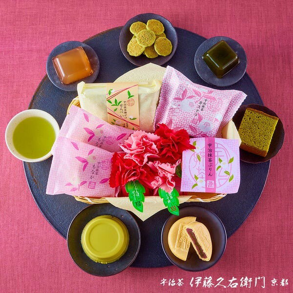 母の日 2026 新作 プレゼント 宇治抹茶 スイーツ 摘みたて新茶入り 花咲竹かごセット 新茶付き 送料無料 花 カーネーション お菓子 カステラ 伊藤久右衛門 花とスイーツ スイーツ ギフト 和菓子 お茶 抹茶