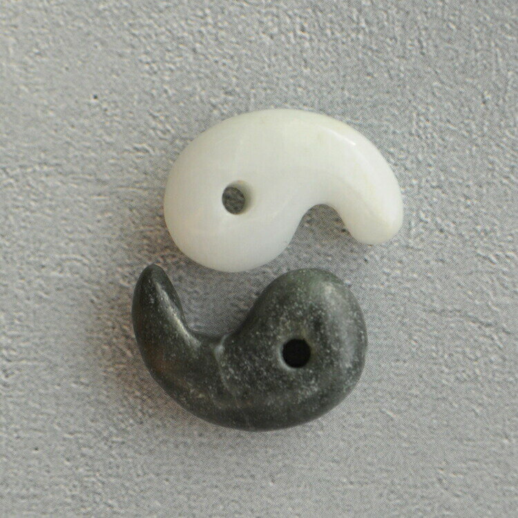 糸魚川翡翠 勾玉 18mm 白黒セット 糸魚川 ヒスイ 勾玉 糸魚川産 ひすい 天...