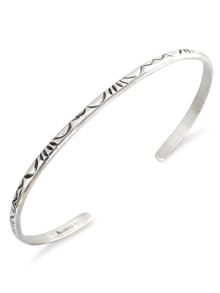 インディアンジュエリー 【 Navajo Narrow Bangle / ナバホナローバングル 】[ 正規品 ] ブレスレット インディアンジュエリー シルバー925 カフ ナバホ族 銀 腕輪 メンズ レディースのサムネイル
