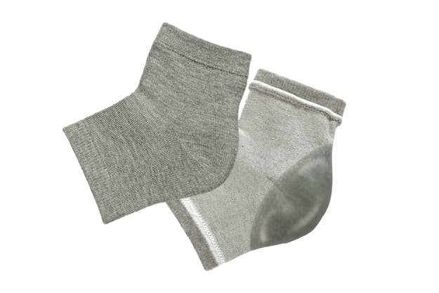 　　☆☆☆ 商品詳細 ☆☆☆ ●商品サイズ／フリーサイズ※男女兼用 ●箱サイズ／約W10×D3.5×H18.5cm ●重量／約25g（本体※1足） ●材質／ポリエステル・綿・PU（本体） TPR（ジェル）※ホホバオイル・オリーブオイル配合 ※ジェルシート内蔵で、気になるかかとをしっとり包み込みます。 ※オープントゥ設計でムレにくく、クリームとの併用も可能。 ※5ラベンダーの香り付きで、おやすみ時間を心地よいリラックスタイムに。