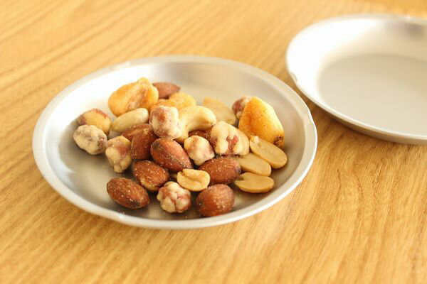 小皿 10.8cm【シルバー/訳あり】アルミ 食器 【 わけあり/アウトレット 】アルミ製/アルマイト/皿/器/キャンプ/アウトドア/バーベキュー/レトロ/懐かしい/割れない/給食/学校給食/昔の給食/シルバー/銀色/ソーサー/コースター/ガーデニング/受皿/小物入/通販格安セール情報 楽天 通販