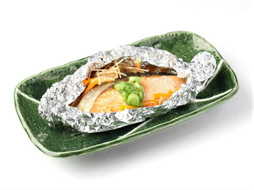 魚本来の旨味を残しつつ生臭みを無くし、ふっくら仕上がるようにしました。解凍しても冷凍のままでも調理可能です。●内容量：300g（5枚）原材料銀サケ、食塩／酵素（ゼラチン由来）、調味料（有機酸等）、キシロース添加物酵素（ゼラチン由来）、調味料...